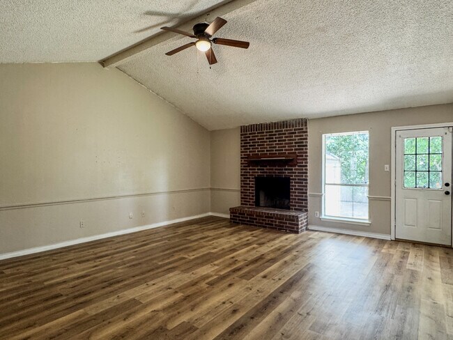 Building Photo - 3016 Eastland Ave