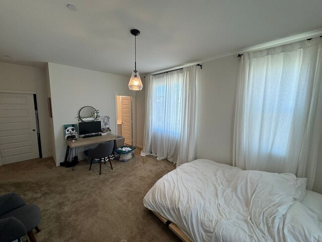 Building Photo - Beautiful, Modern 3BR/3.5BA Condo in the H...