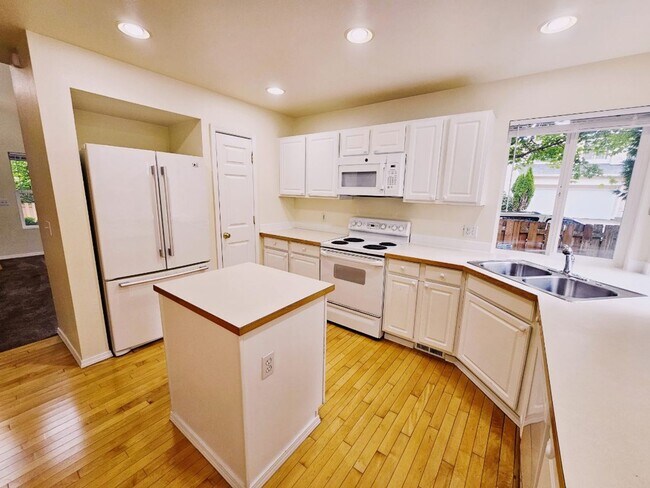 Building Photo - 3 Bed + Bonus Room 2.5 Bath Home Snohomish