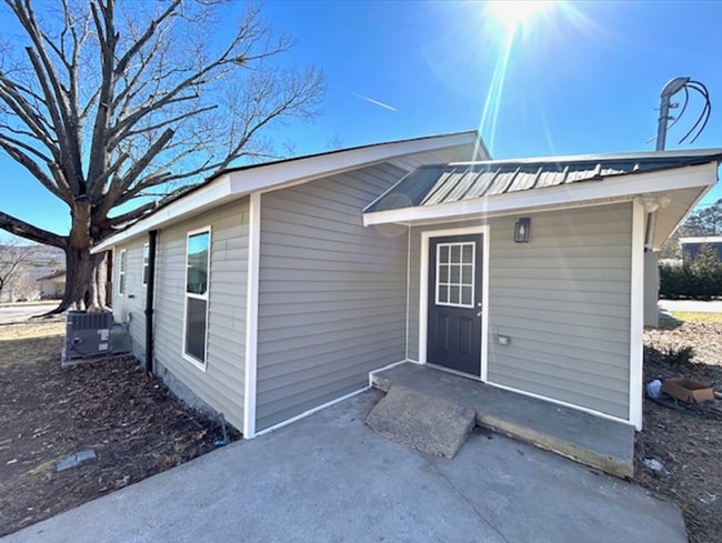 Building Photo - Gorgeous Remodel in Guntersville!