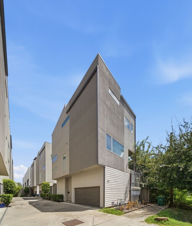 Building Photo - 1221 W 17th St