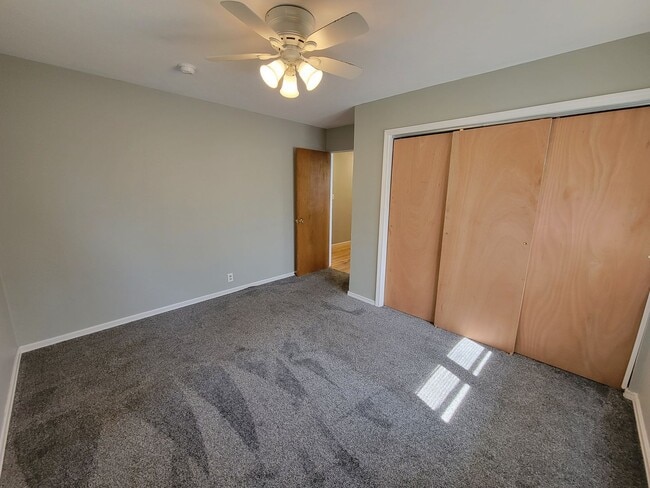 Building Photo - 3 bed, 1 bath, Close to South Bend Airport