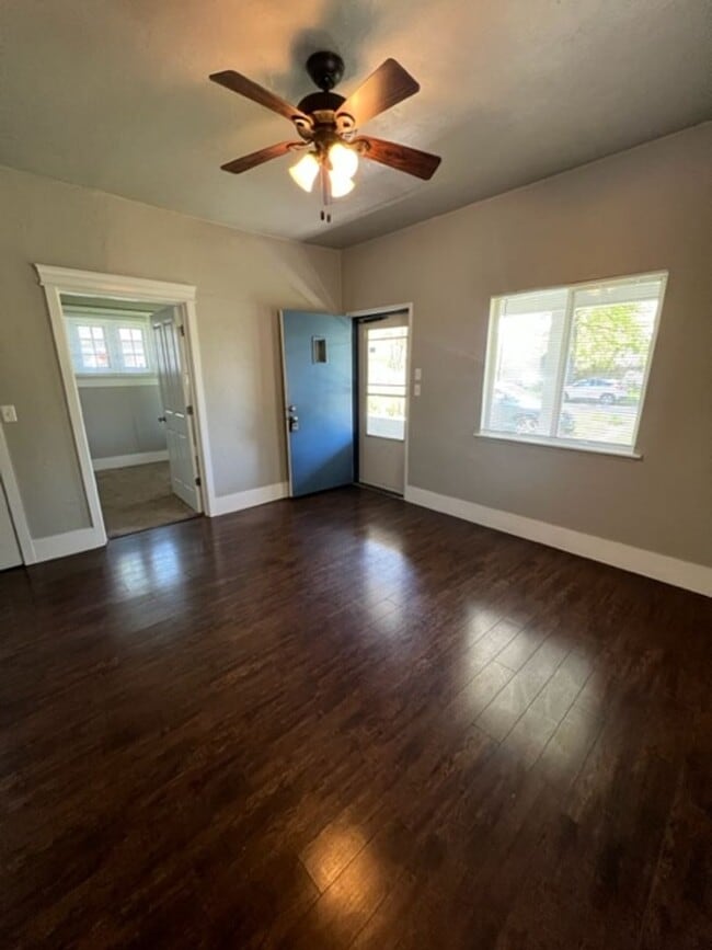 Building Photo - 3 Bedroom House on Jefferson St Near Downt...