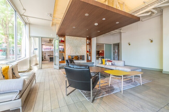 Building Photo - Huge Central Area Studio with PARKING and ...