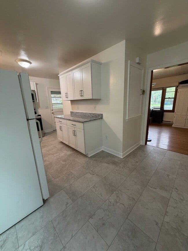 Building Photo - 3 Bedroom Home with Carport in Blacksburg