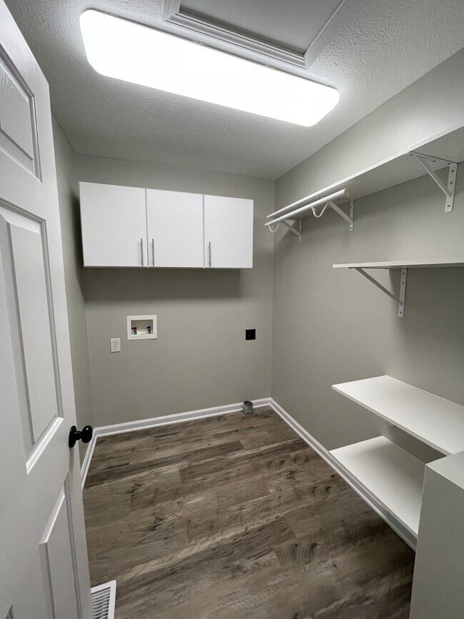 Building Photo - Immaculate and Move In Ready on Newport!