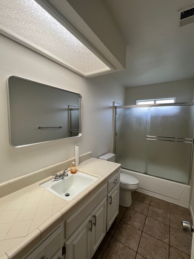 Building Photo - Charming home for rent in Tulare! Availabl...