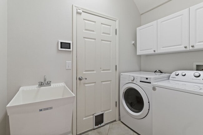 Building Photo - West Meadows 3 Bedroom Townhome Awaits!