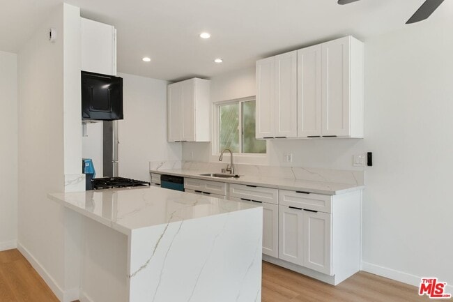 Building Photo - 352 S Doheny Dr