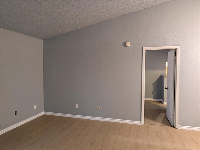 Building Photo - 613 Greenlawn Blvd