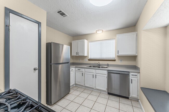 Building Photo - 5204 Beaverbrook Dr