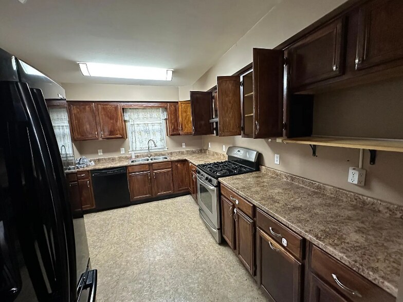Building Photo - 203 Poplar Dr