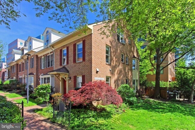 Building Photo - 1024 N Monroe St