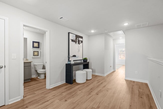 Building Photo - 3 Bed 2.5 bathroom townhomes in Flowery Branch!