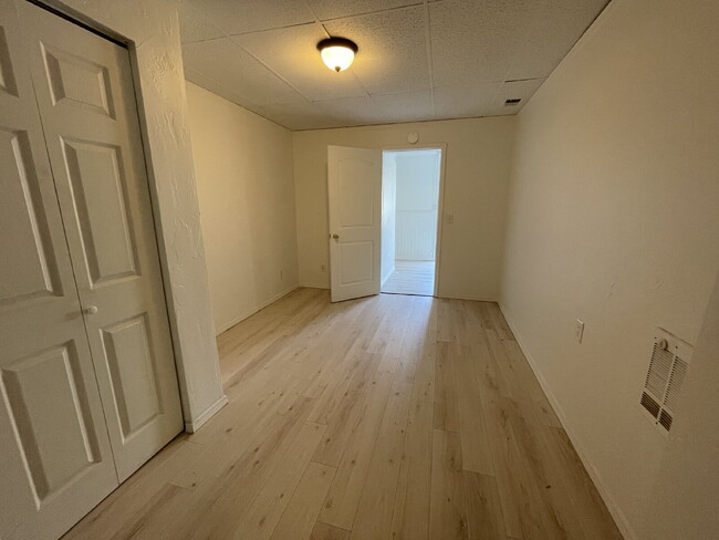 Building Photo - 3 bed 1 bath ground level apartment with n...