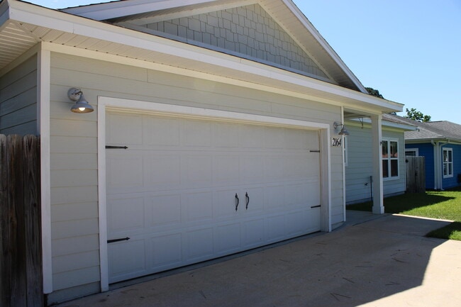 Building Photo - 2164 Wind Trace Rd N