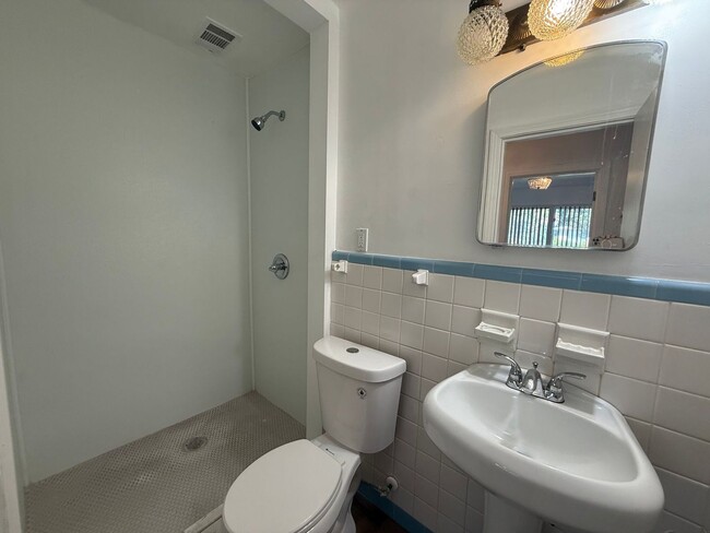 Building Photo - Pensacola - Lakeview - 3 bedroom, 2 bathroom