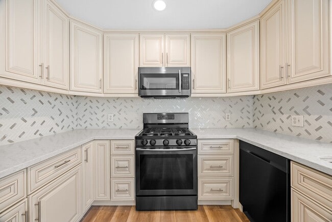 Building Photo - Bright, spacious Van Nuys 3-level townhome