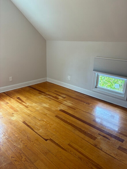 Building Photo - 320 Tinkham St