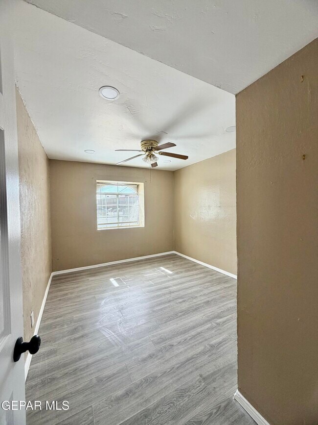 Building Photo - 601 Lomaland Dr