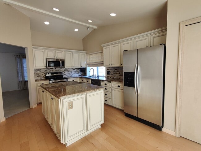 Building Photo - Horn Rapids Home with Bonus Room, Deck, an...