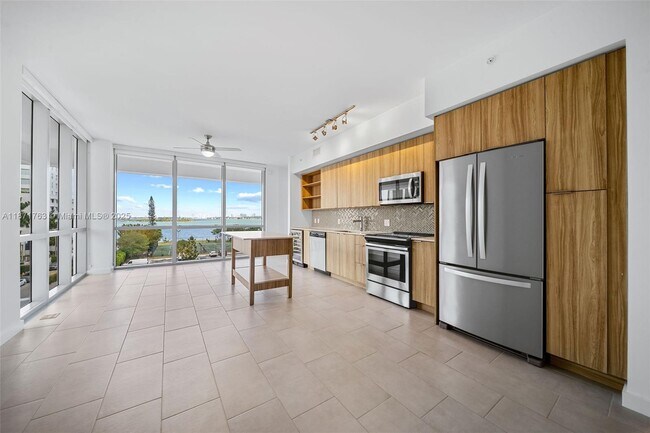 Primary Photo - 2150 N Bayshore Dr