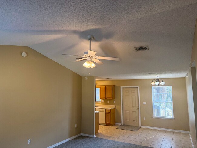 Building Photo - 3/2 Move-in Ready