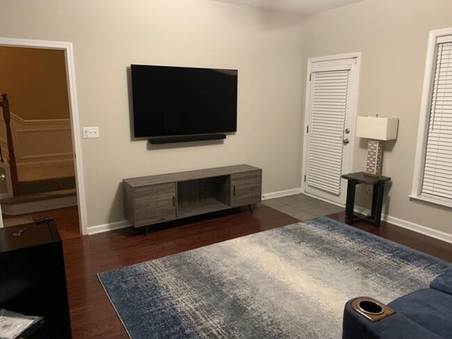 Building Photo - Beautiful Townhome Available in Vinings Overlook!