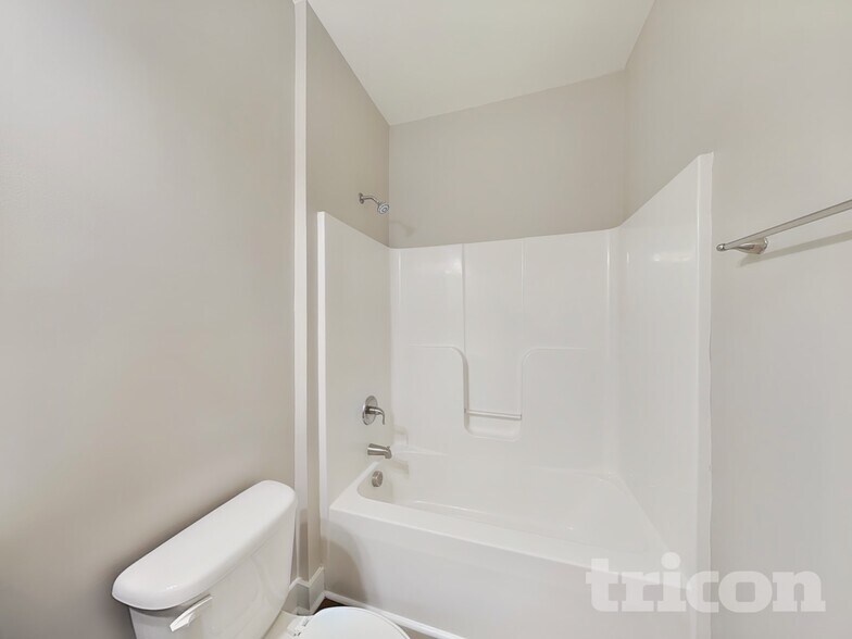 Building Photo - 8 Golden Crk Trl