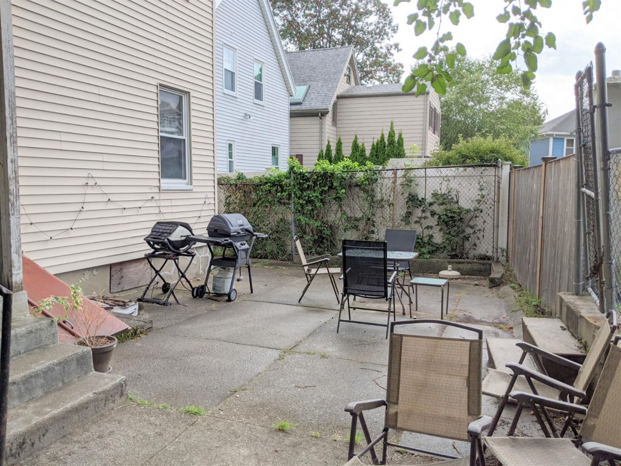 Building Photo - 83 Yorktown St