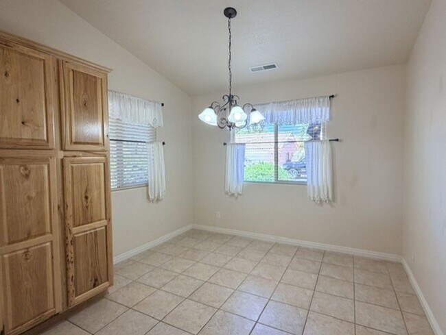 Building Photo - Snow Canyon Home!