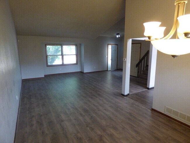 Building Photo - $0 DEPOSIT OPTION.  TRI-LEVEL HOME IN SE AURORA