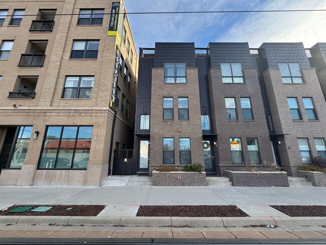 Building Photo - Great townhome, amazing views!