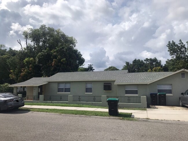 Building Photo - 3 bedroom 2 bath, corner lot