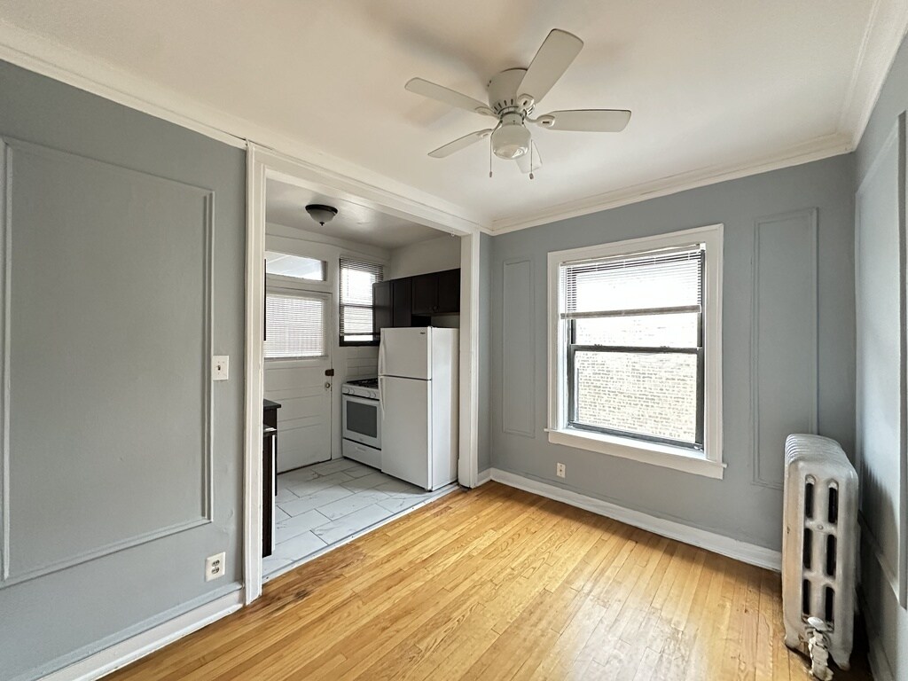 Building Photo - 1321.5 W Estes Ave