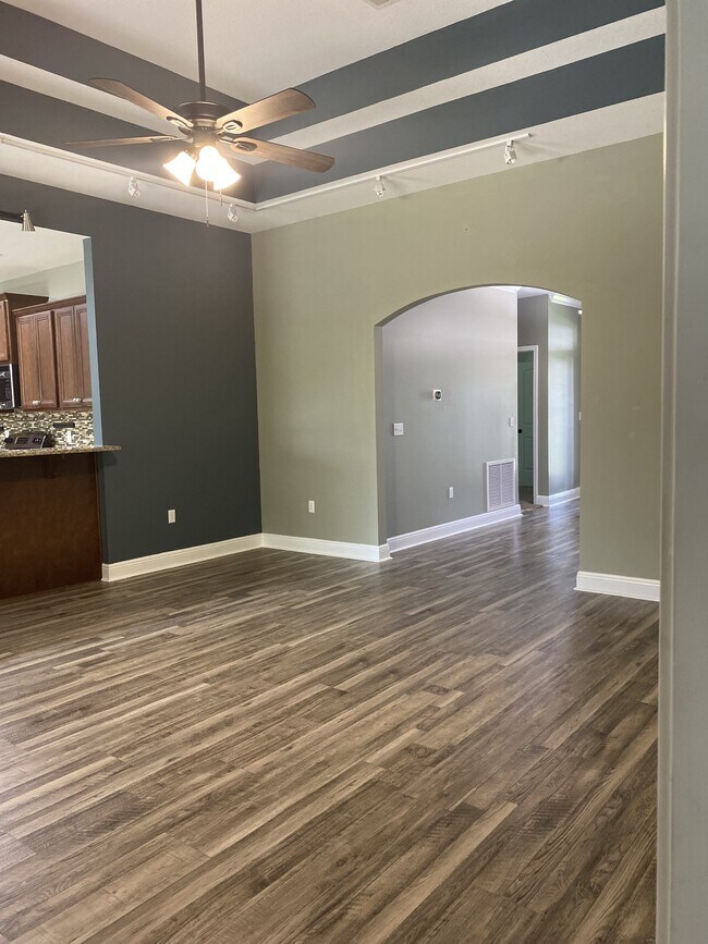 Building Photo - 5870 Pescara Dr