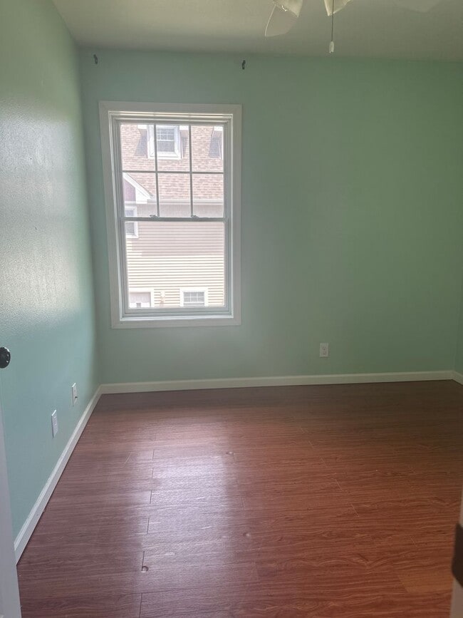 Building Photo - 3 bedroom townhouse