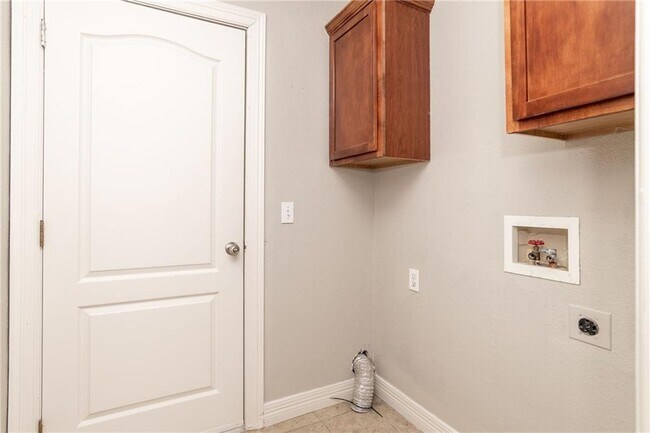 Building Photo - 611 Jack Perry Dr