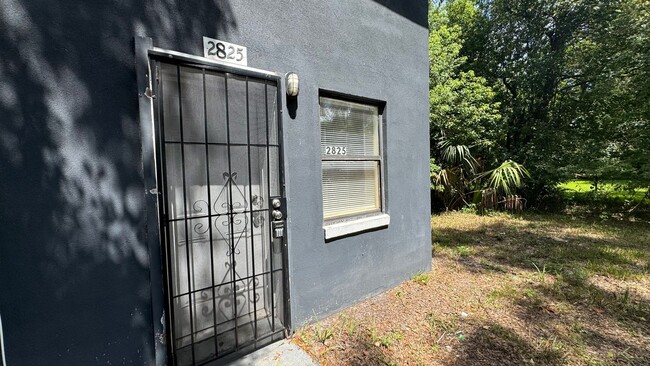 Building Photo - Affordable Ground-Floor Unit with Great Ci...