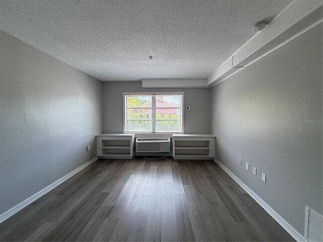 Building Photo - 406 S Cedar Ave