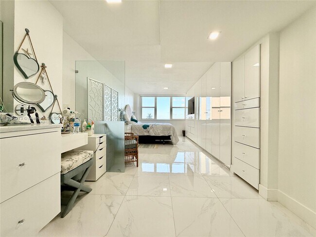 Building Photo - 3180 S Ocean Dr