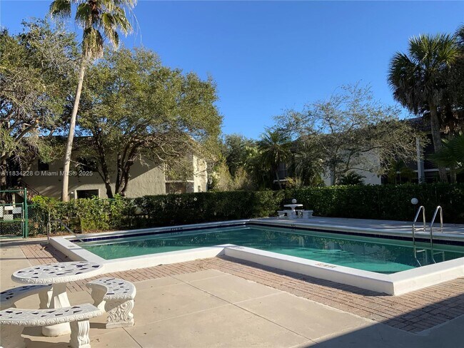Building Photo - 417 Lakeview Dr
