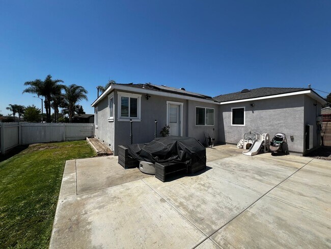 Building Photo - 3 Bed 2 Bath Home For Rent in an Excellent...