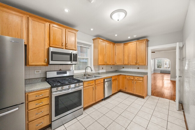 Building Photo - 2443 W Gunnison St