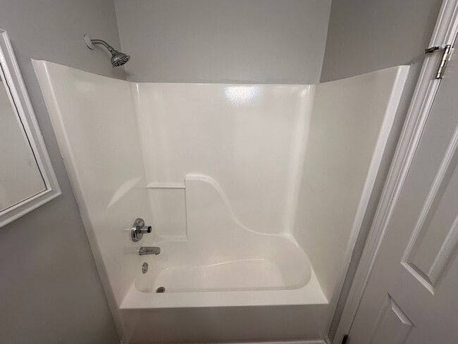 Building Photo - Beautiful 3 bed (Possibly 4 bed) with 2.5 baths Home located in Warren Township