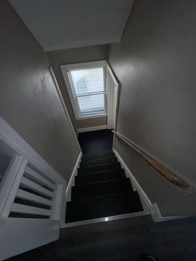 Building Photo - Charming 3-Bedroom Property in Prime Location (SECTION 8 VOUCHERS ACCEPTED)