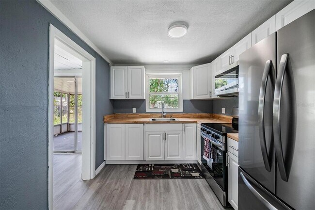Building Photo - 636 Stremma Rd