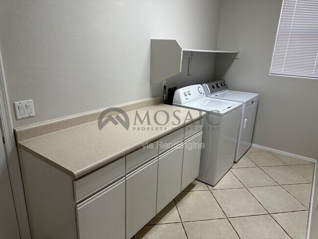 Building Photo - 121 W Birchwood Pl