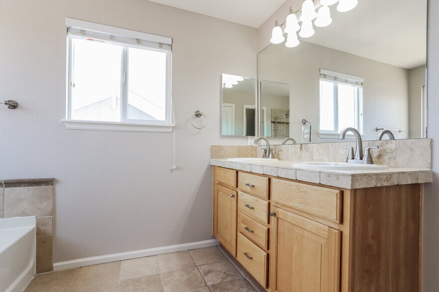 Building Photo - 1711 Red Poppy Dr