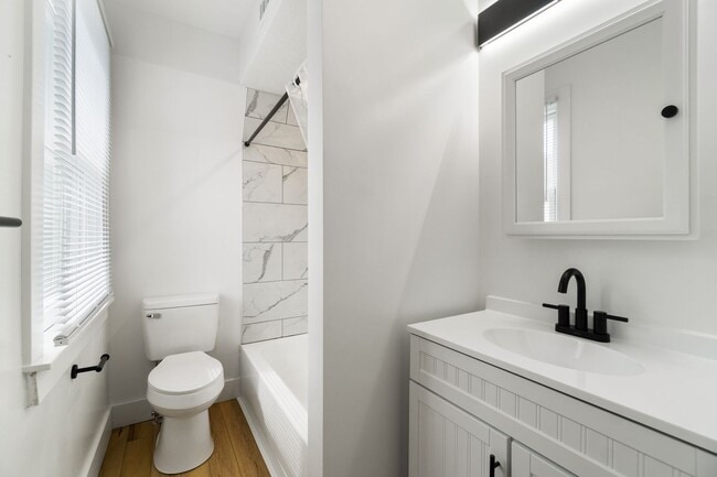 Building Photo - Luxury 3 bed 2 bath, large courtyard, amazing south side flats location!